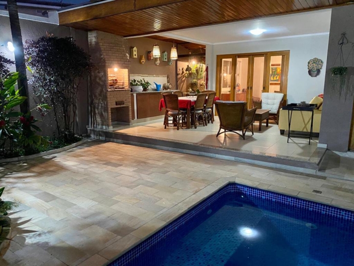 Sobrado em Condominio Fechado 4 dorm 1 suíte piscina e área gourmet